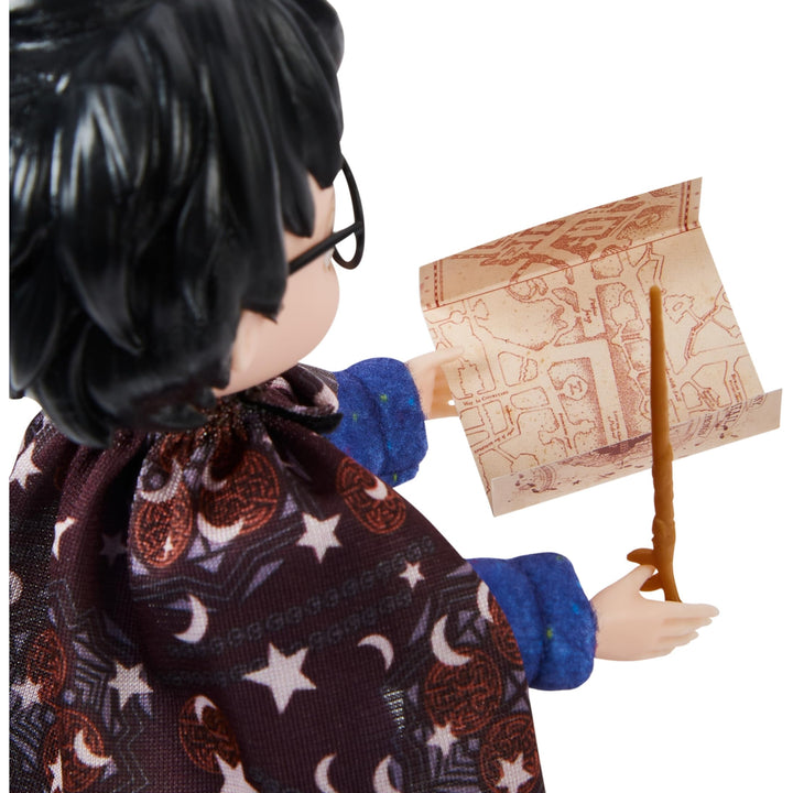 Wizarding World Harry Potter, 8-inch Harry Potter Doll Gift Set with Invisibility Cloak and 5 Doll Accessories, Christmas Gifts for Kids Harry Potter Gift Set